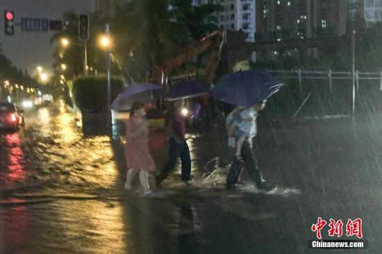 受“环高”残留云系与冷空气共同影响，海南省海口市9月15日出现大到暴雨，同时伴有强对流天气。据监测，从8时至20时，海口市区普降暴雨，局部大暴雨，降水量在90至140毫米之间。 洪坚鹏 摄